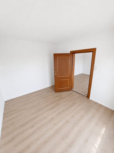 Schlafzimmer mit Blick in das Wohnzimmer