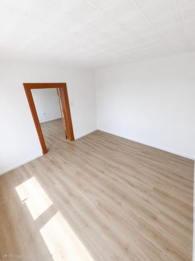 Wohnzimmer mit einem weiterem Raum(Schlafzimmer)